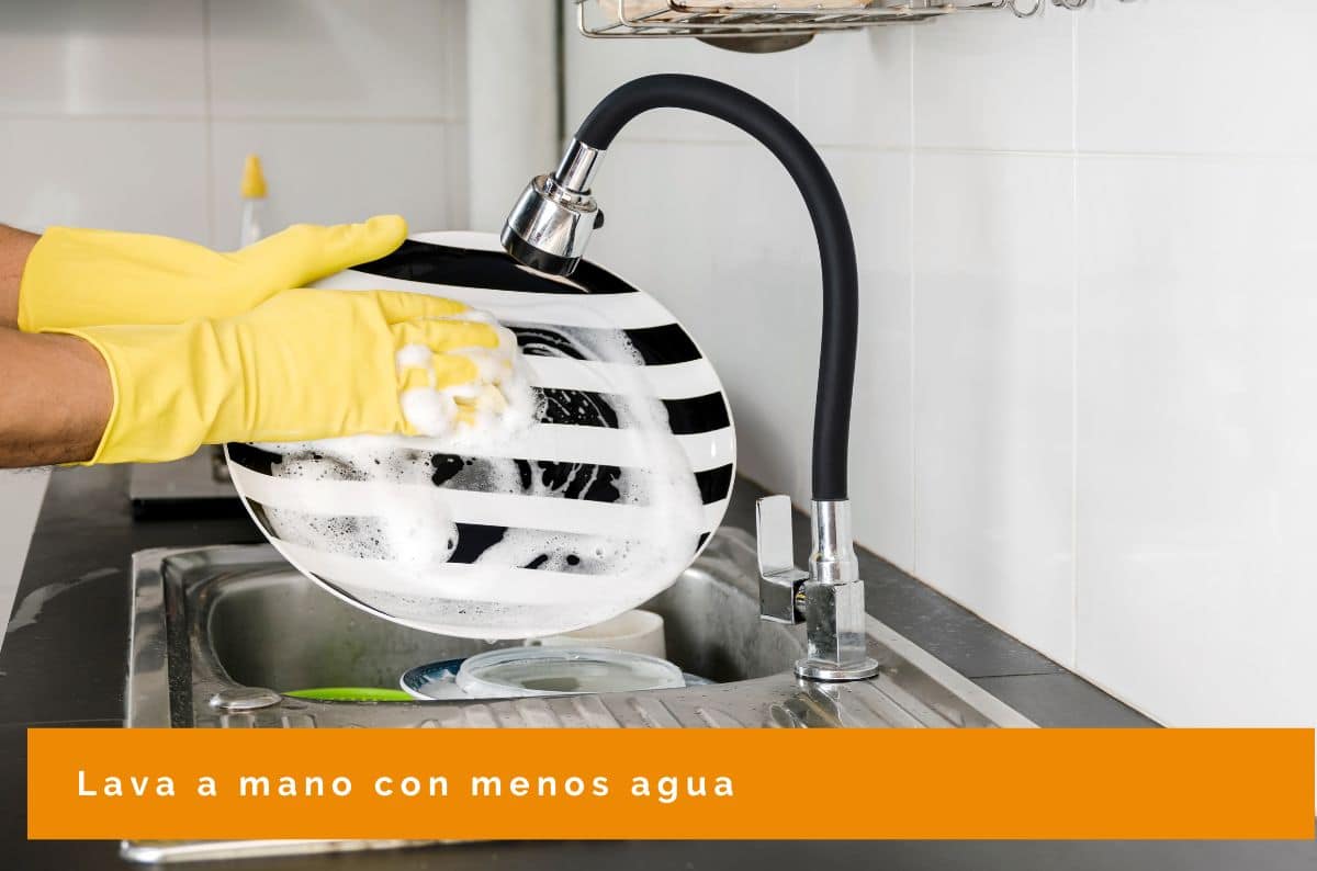 Ahorrar agua en la cocina lavando