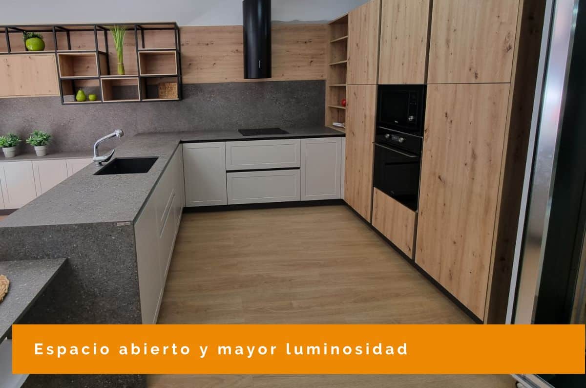 Cocina en L con distribución abierta al salón