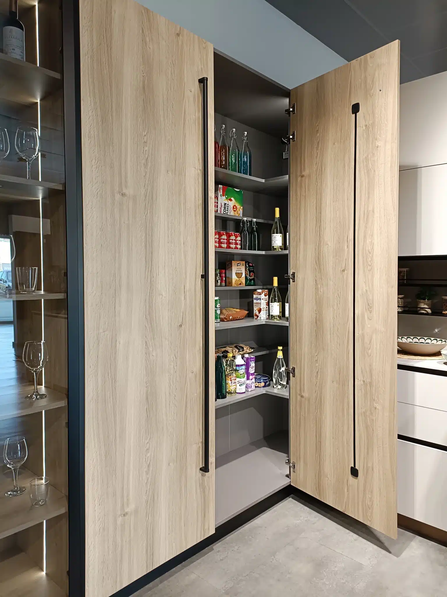 Muebles de almacenamiento que son tendencias de cocinas en 2025
