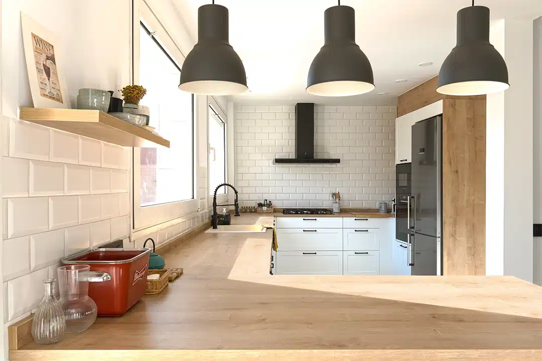 Cocina blanca y madera cn negro