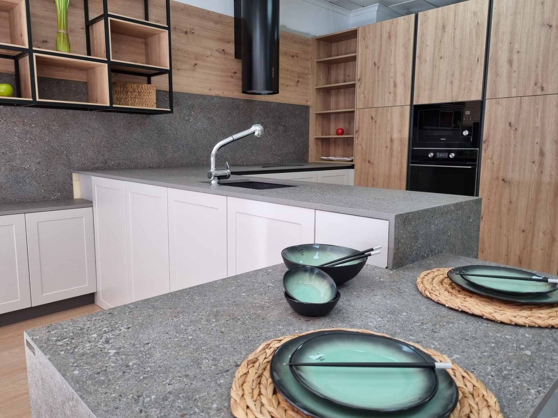 Cocina blanca y madera con encimera gris
