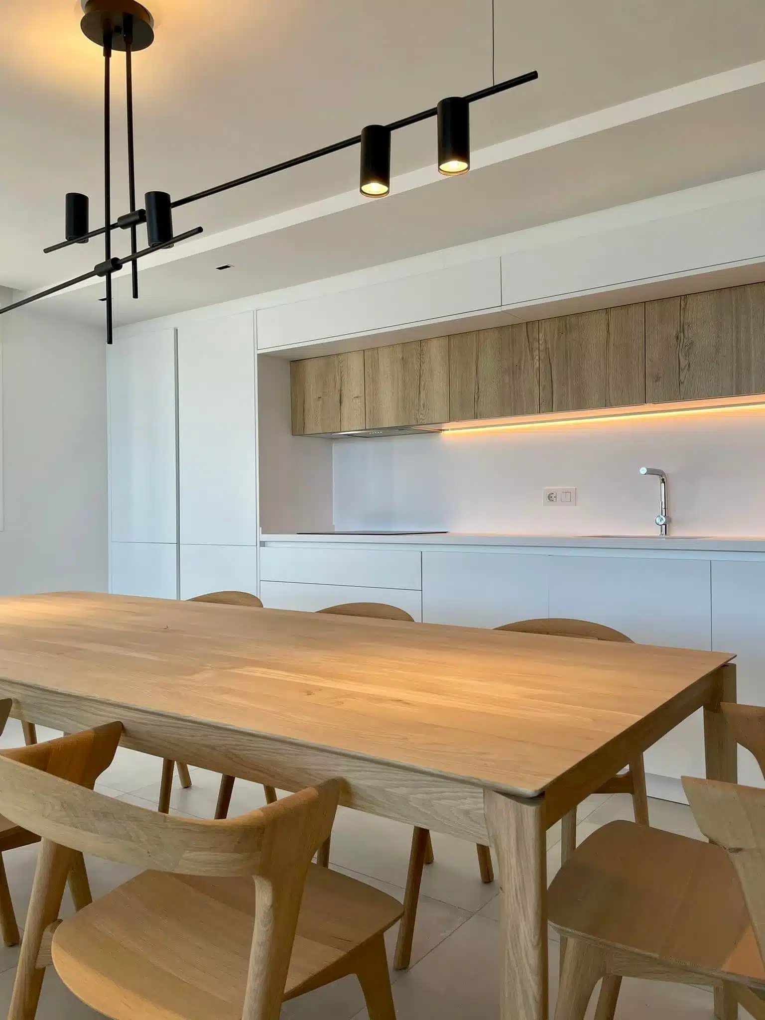 Cocina blanca y madera con laminado roble