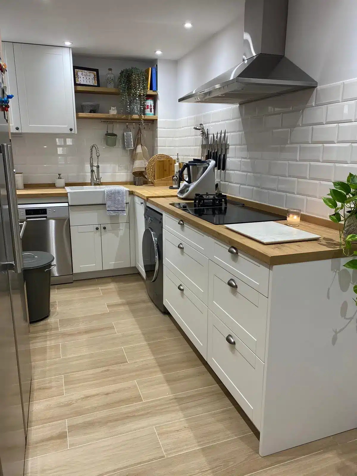 Cocina blanca y madera pequeña