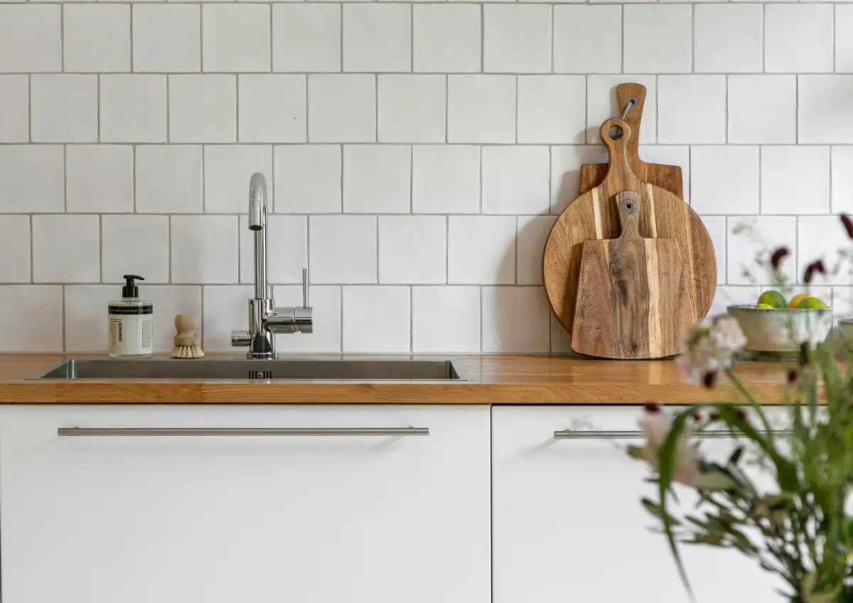 Cocina blanca y madera