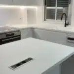 Cocina con isla pequeña