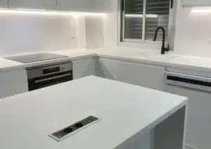 Cocina con isla pequeña