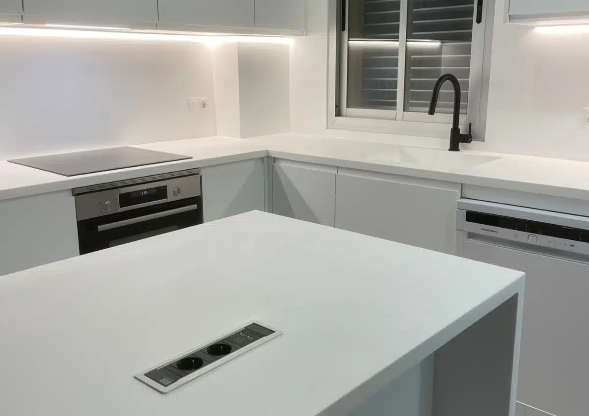 Cocina con isla pequeña