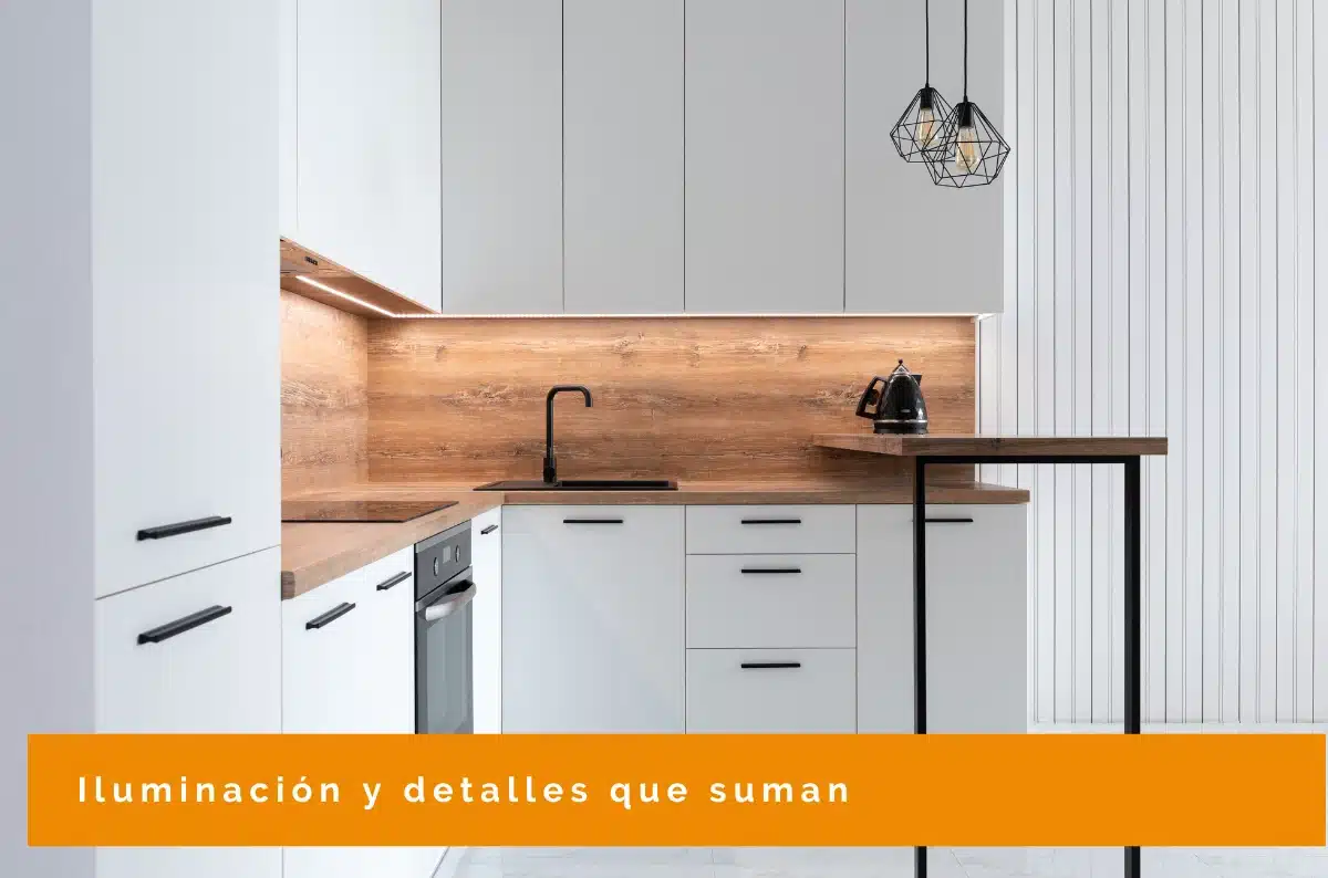 Iluminación en cocina blanca y madera