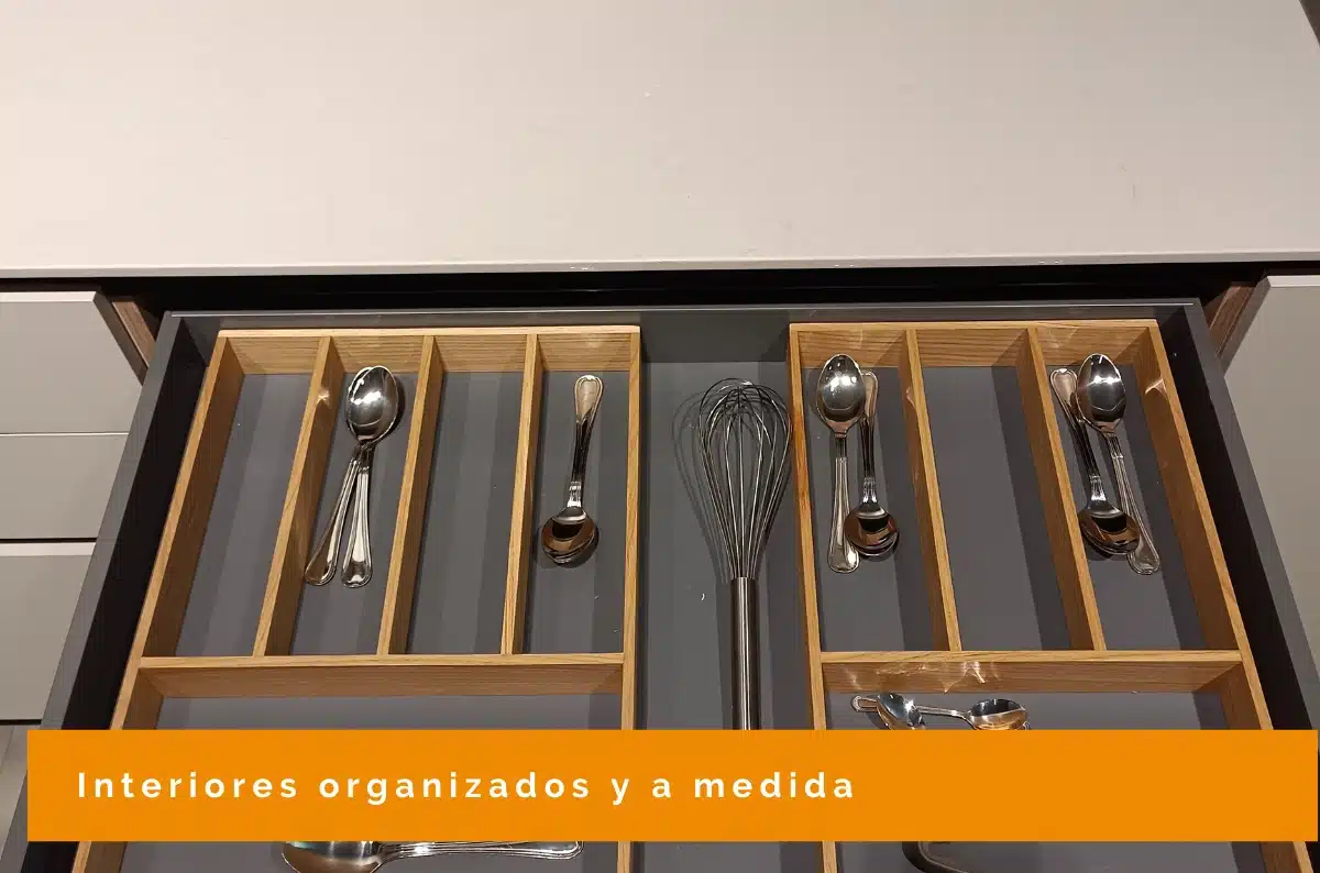 Almacenamiento a medida en interiores de cocina