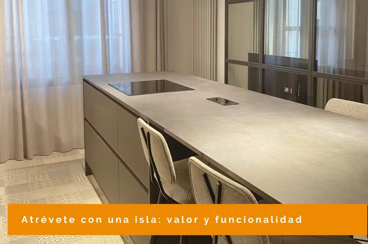 Cocina con isla pequeña