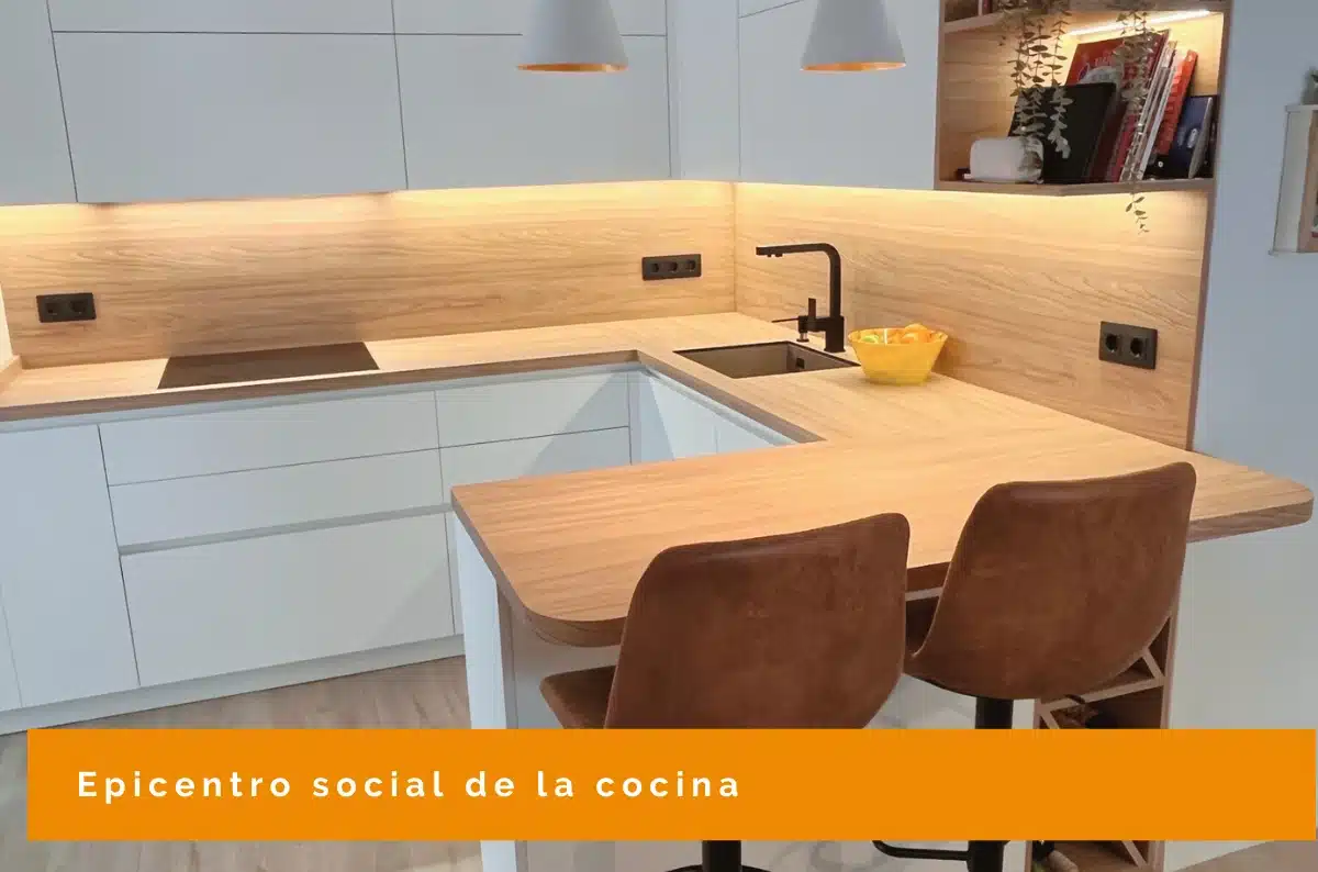 Barra de desayuno en la cocina, centro social